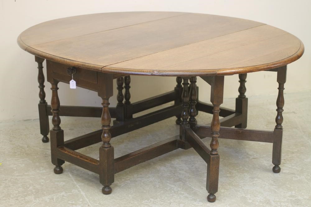A GEORGIAN OAK GATELEG DINING TABLE Image