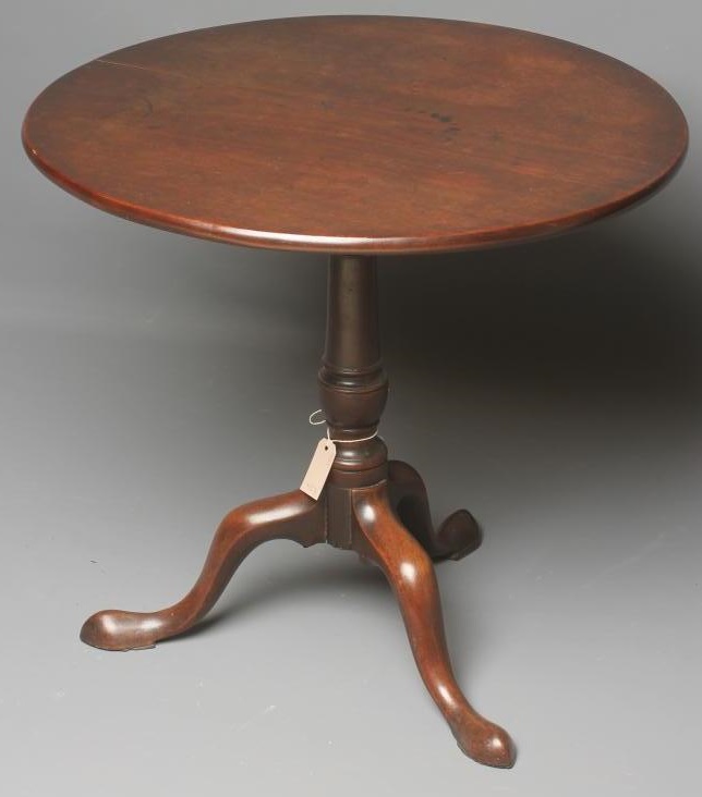 A GEORGIAN MAHOGANY TRIPOD TABLE Image