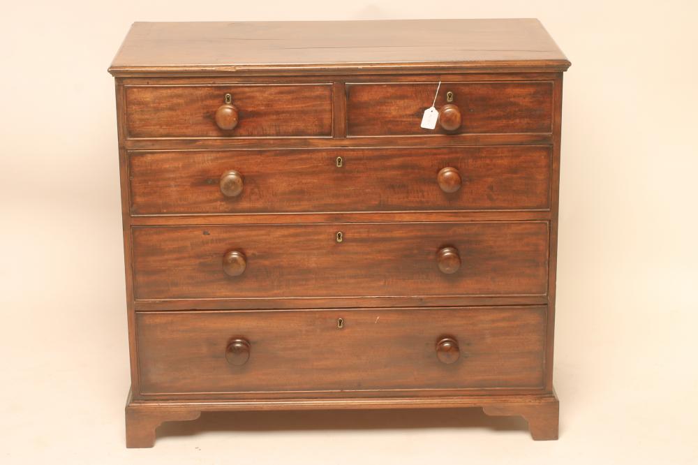 A GEORGIAN MAHOGANY CHEST Image