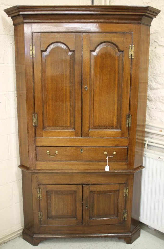 A GEORGIAN OAK STANDING CORNER CUPBOARD Image