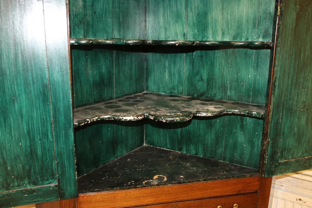 A GEORGIAN OAK STANDING CORNER CUPBOARD Image
