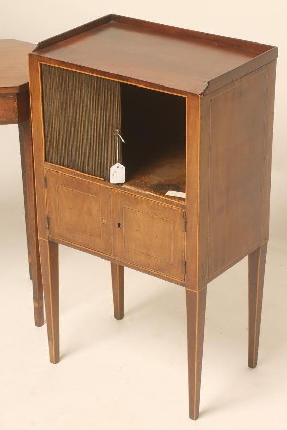 A GEORGIAN MAHOGANY WORK TABLE Image