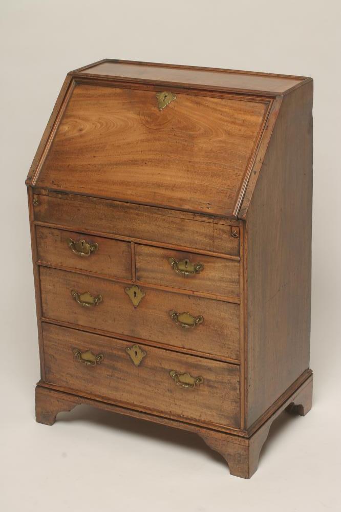 A SMALL GEORGIAN MAHOGANY BUREAU Image