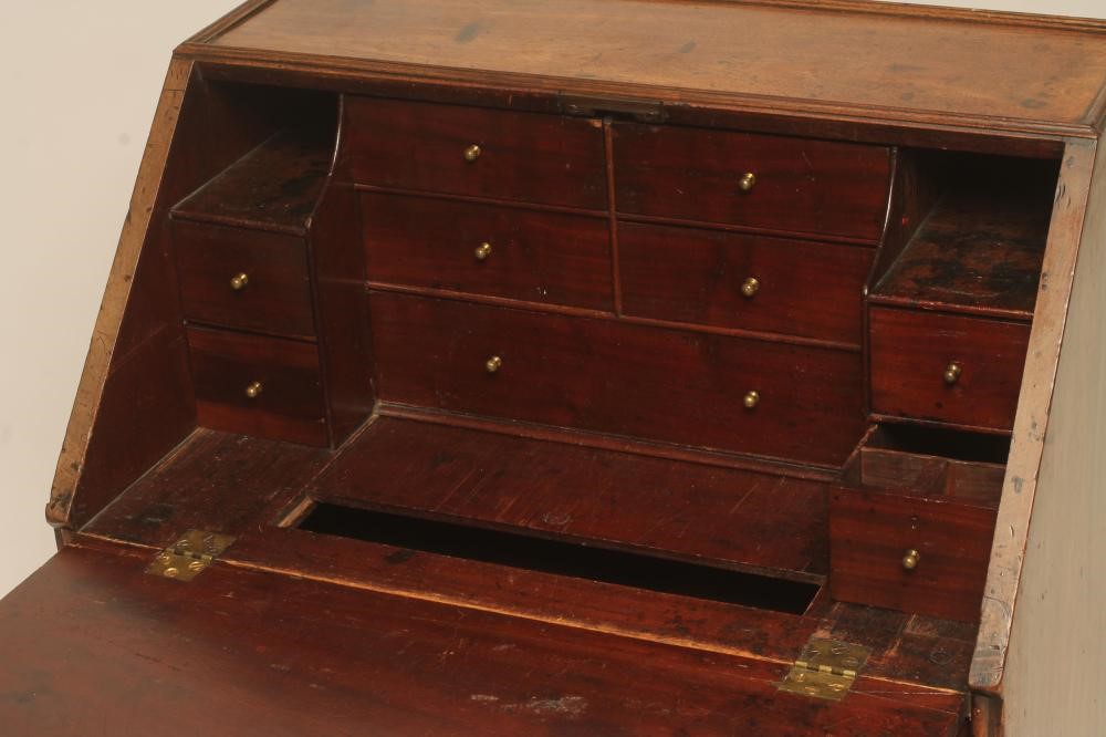 A SMALL GEORGIAN MAHOGANY BUREAU Image