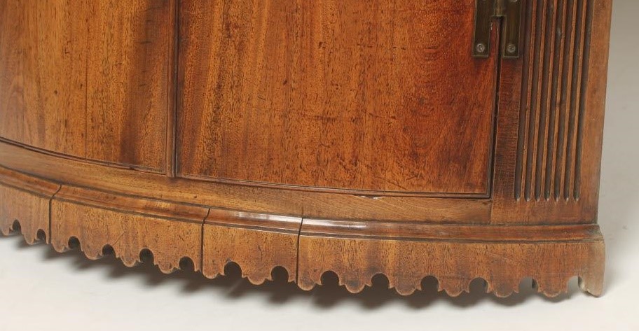 A GEORGIAN MAHOGANY CORNER CUPBOARD Image