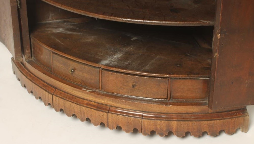 A GEORGIAN MAHOGANY CORNER CUPBOARD Image