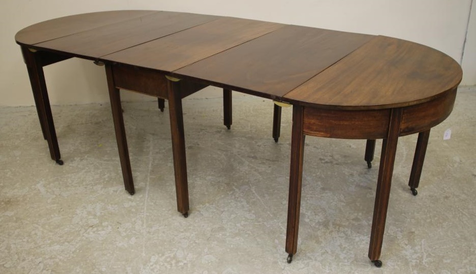 A GEORGIAN MAHOGANY DINING TABLE Image