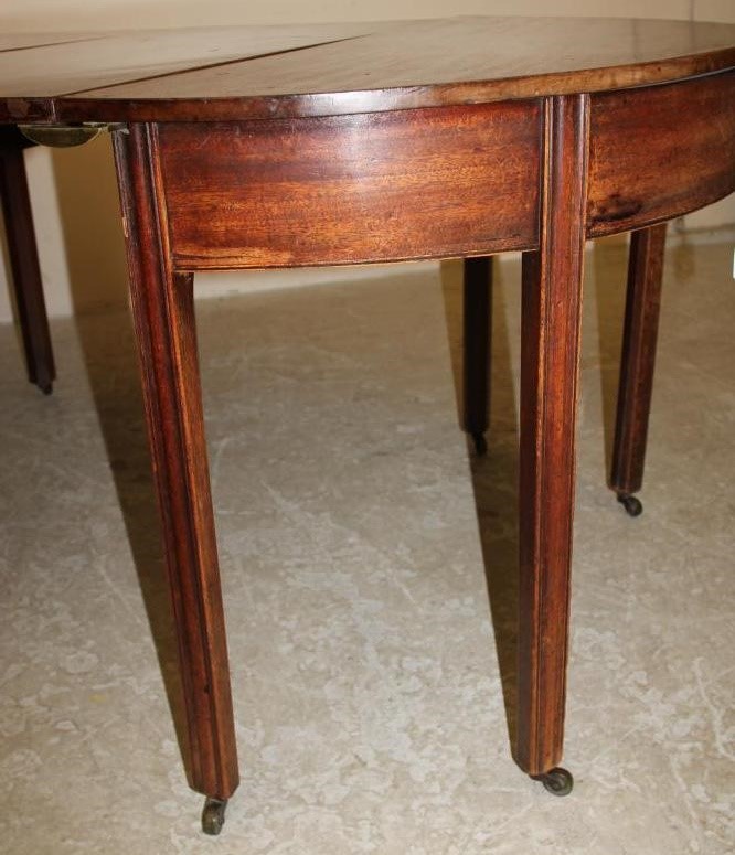 A GEORGIAN MAHOGANY DINING TABLE Image