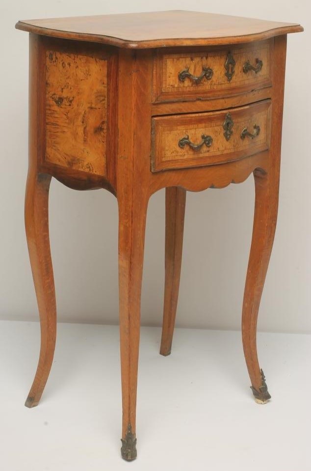 A FRENCH BEECH AND WALNUT PETIT COMMODE Image