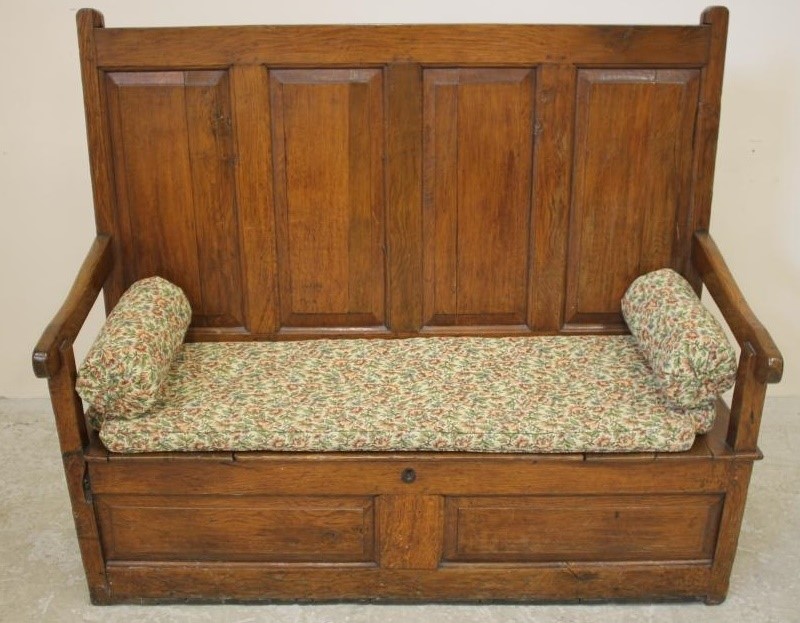 A GEORGIAN OAK PANELLED BOX SETTLE Image