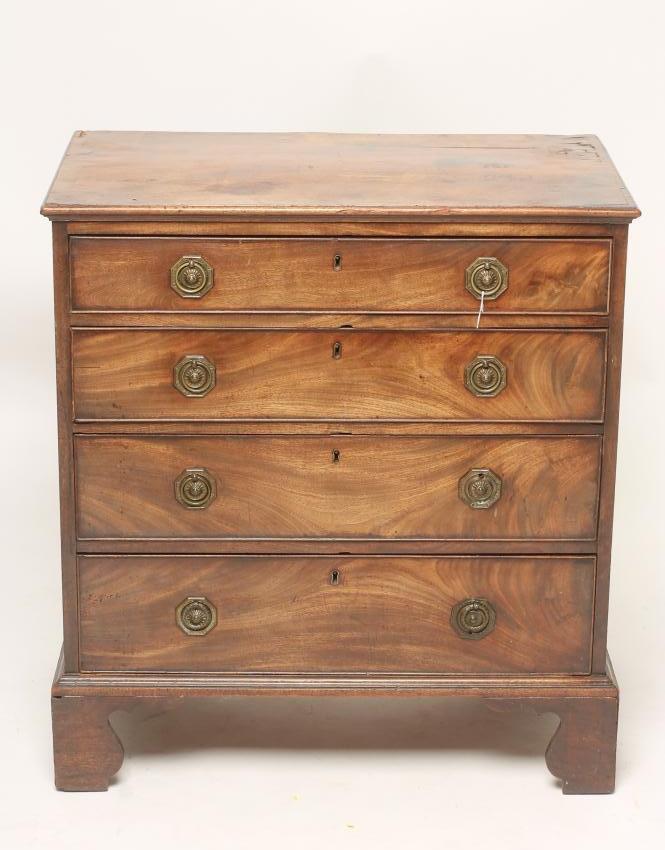 A SMALL GEORGIAN MAHOGANY CHEST Image