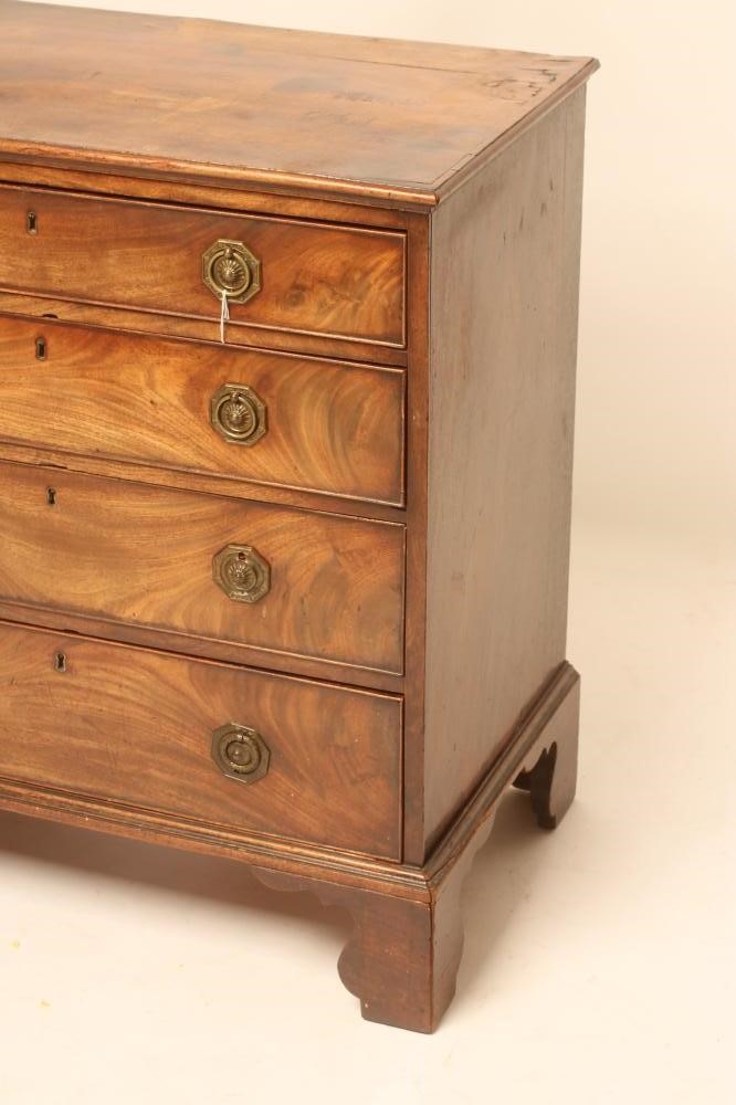 A SMALL GEORGIAN MAHOGANY CHEST Image