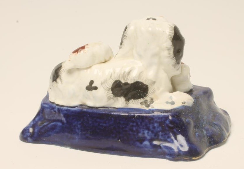 A VICTORIAN STAFFORDSHIRE PORCELLANEOUS INKWELL Image