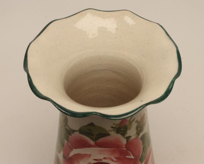 A WEMYSS EARTHENWARE VASE Image