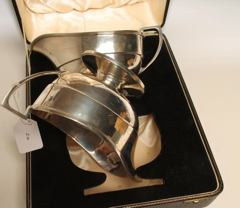 A PAIR OF LARGE SILVER SAUCEBOATS Image