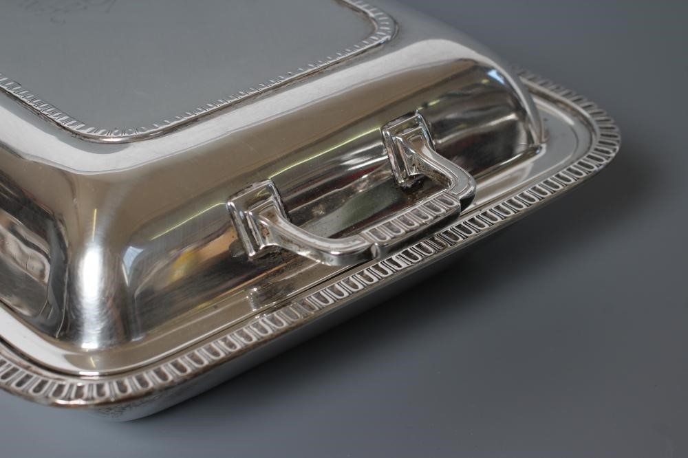 A SMALL SILVER ENTREE DISH AND COVER Image