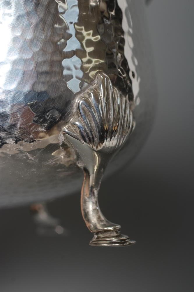 AN EDWARDIAN ARTS AND CRAFTS SILVER SAUCE BOAT Image