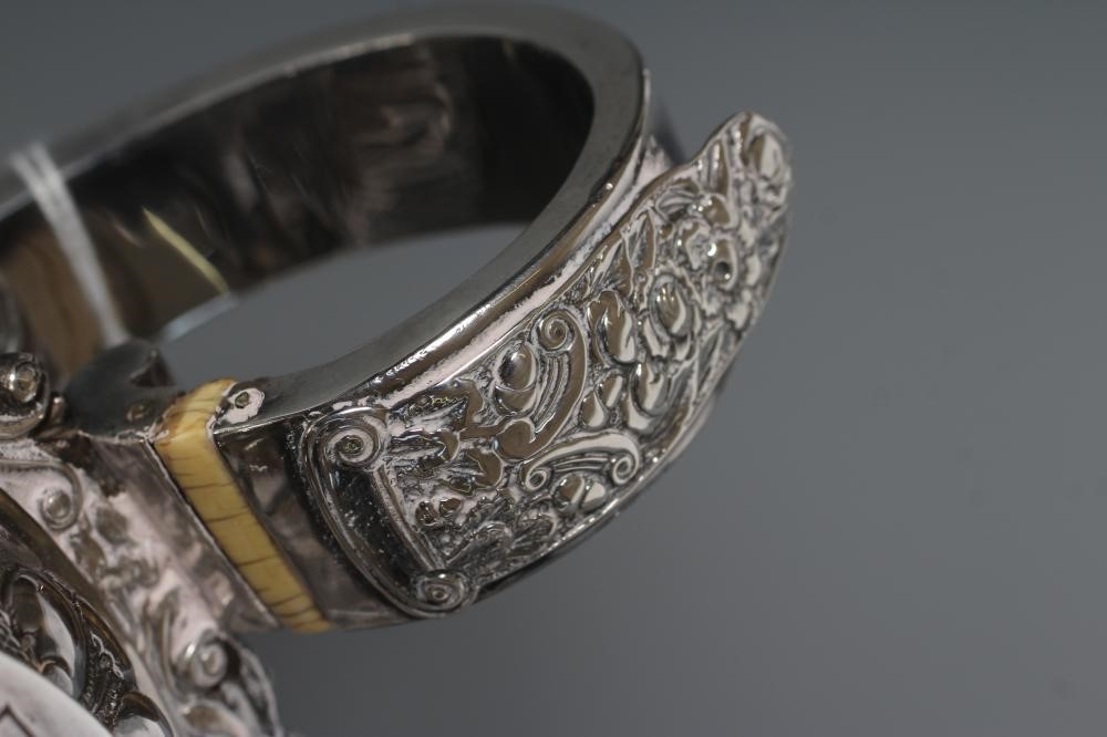 A GEORGE IV SILVER TEAPOT Image