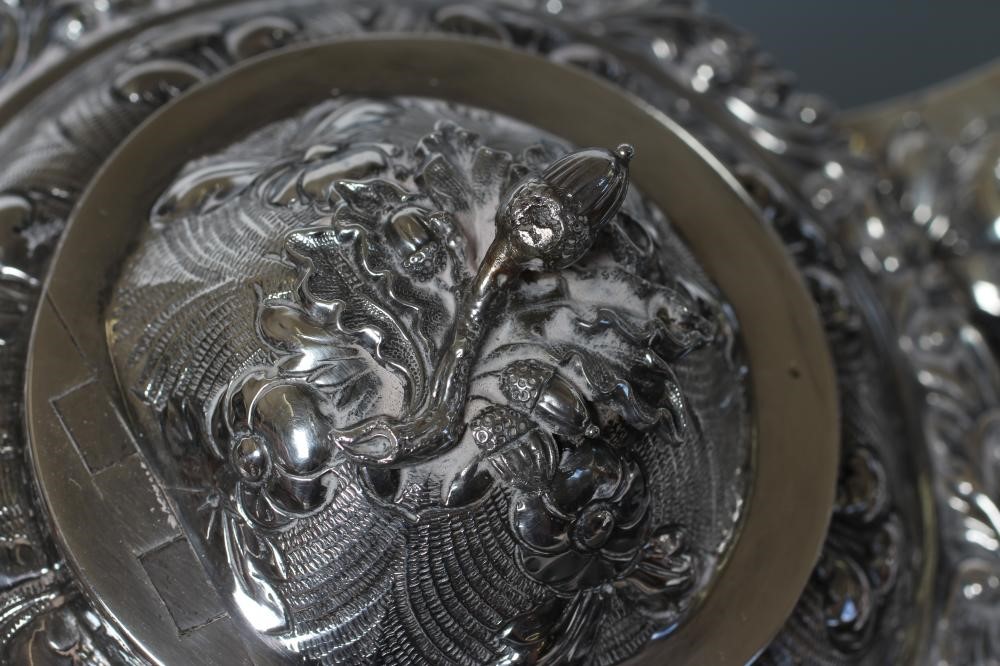 A GEORGE IV SILVER TEAPOT Image