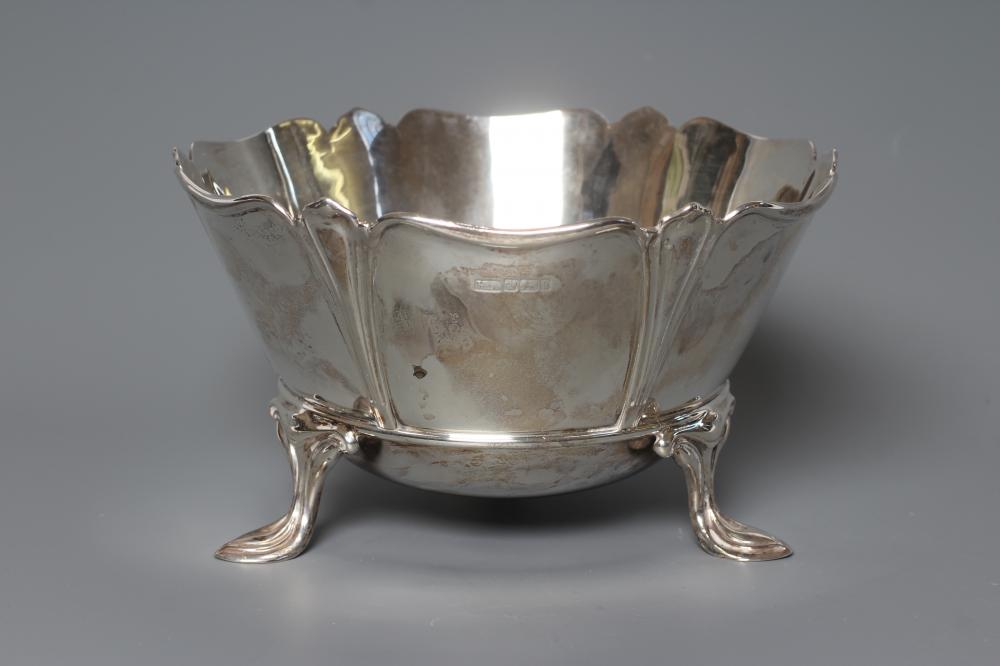 AN EDWARDIAN SILVER BOWL Image