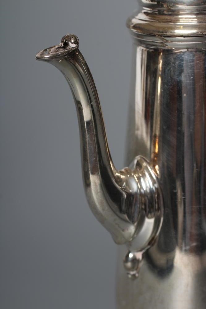 AN EDWARDIAN SILVER CAFE-AU-LAIT SET Image