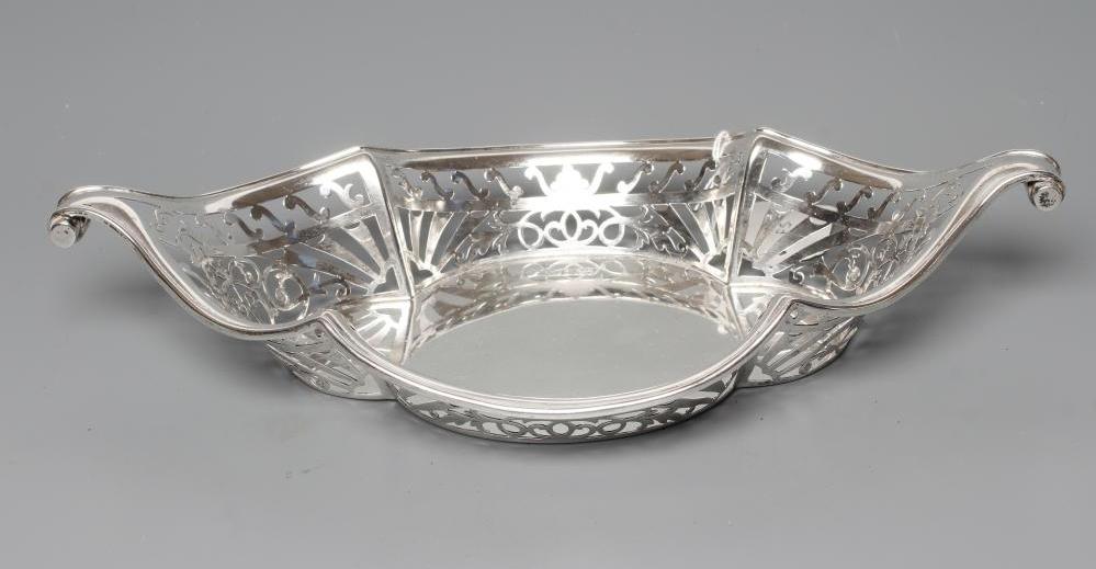 AN EDWARDIAN SILVER BOWL, maker's mark C?P, London 1905, of lobed boat form with two knurl handles, Image