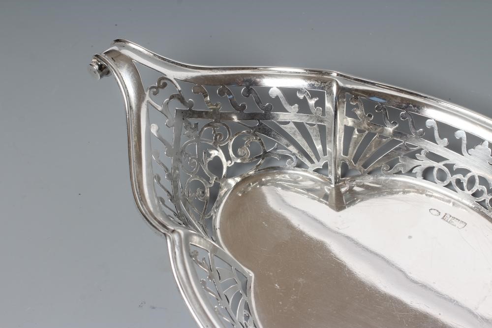 AN EDWARDIAN SILVER BOWL, maker's mark C?P, London 1905, of lobed boat form with two knurl handles, Image
