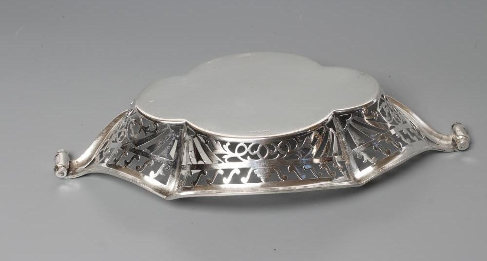 AN EDWARDIAN SILVER BOWL, maker's mark C?P, London 1905, of lobed boat form with two knurl handles, Image