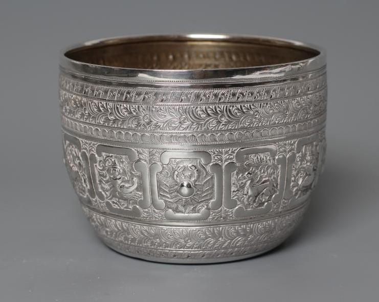 A VICTORIAN INDIANESQUE STYLE SILVER SUGAR BASIN Image