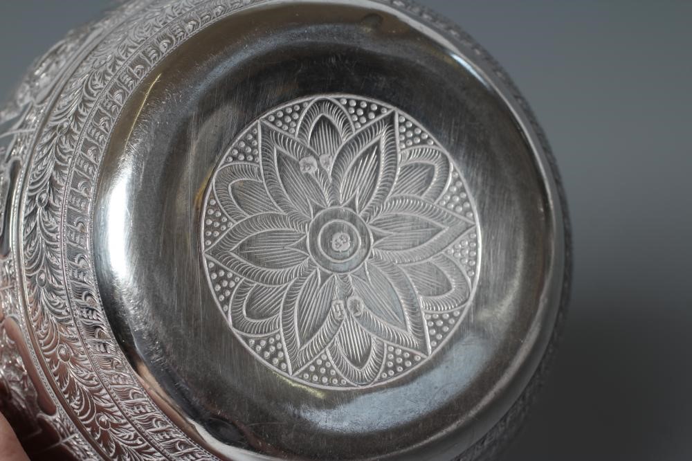 A VICTORIAN INDIANESQUE STYLE SILVER SUGAR BASIN Image