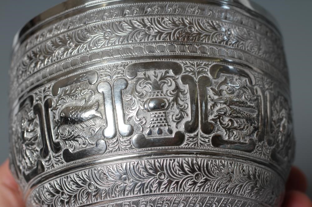 A VICTORIAN INDIANESQUE STYLE SILVER SUGAR BASIN Image