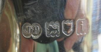 AN EDWARDIAN SILVER TANKARD Image