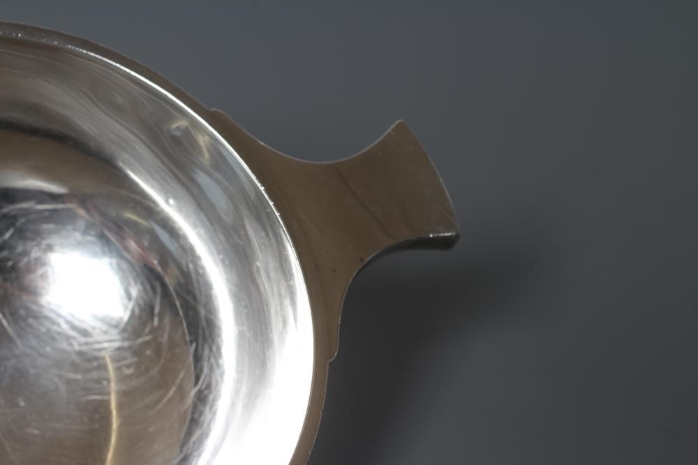AN EDWARDIAN SILVER PORRINGER Image