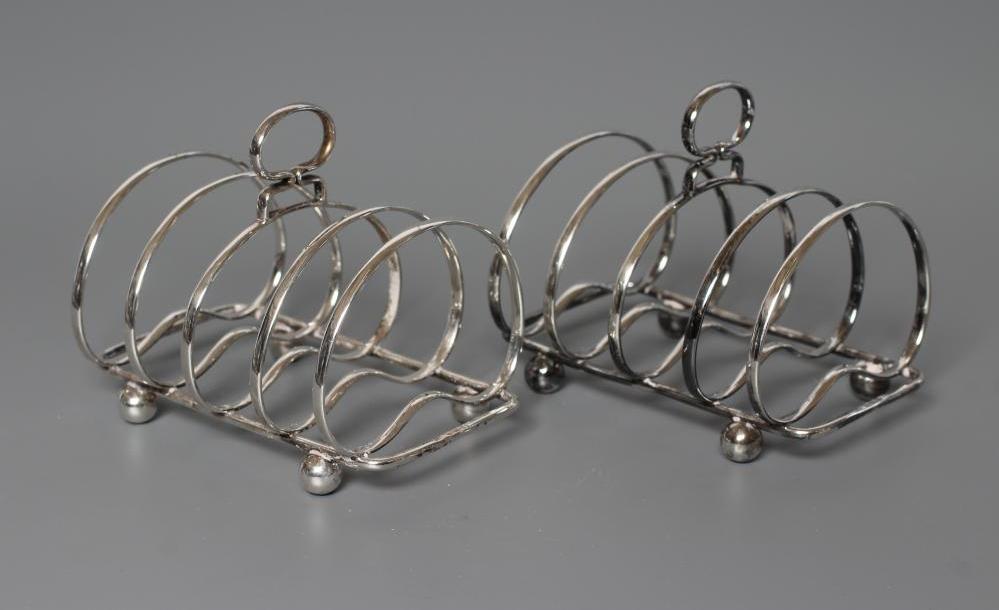 A PAIR OF EDWARDIAN SILVER FIVE BAR TOASTRACKS Image