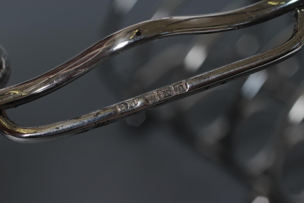 A PAIR OF EDWARDIAN SILVER FIVE BAR TOASTRACKS Image