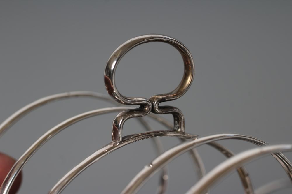 A PAIR OF EDWARDIAN SILVER FIVE BAR TOASTRACKS Image