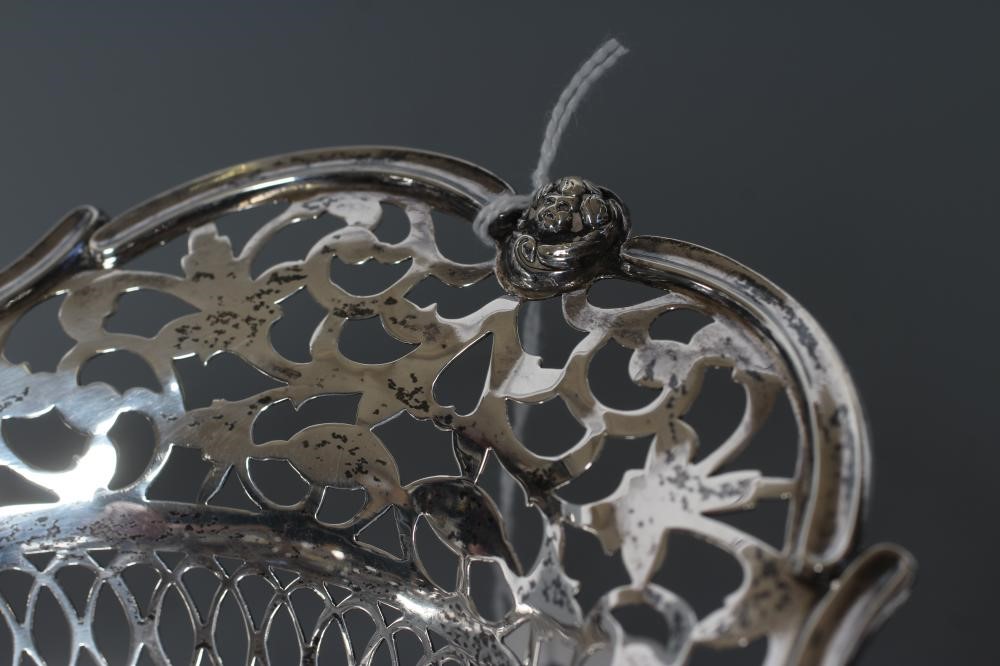 AN EDWARDIAN SILVER DISH Image