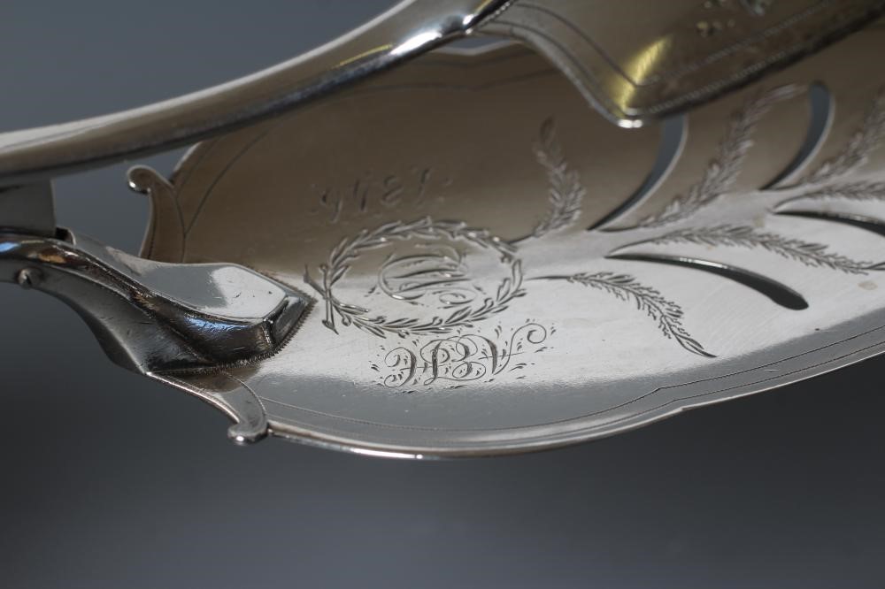 A PAIR OF GEORGE III SILVER PASTRY SERVERS Image