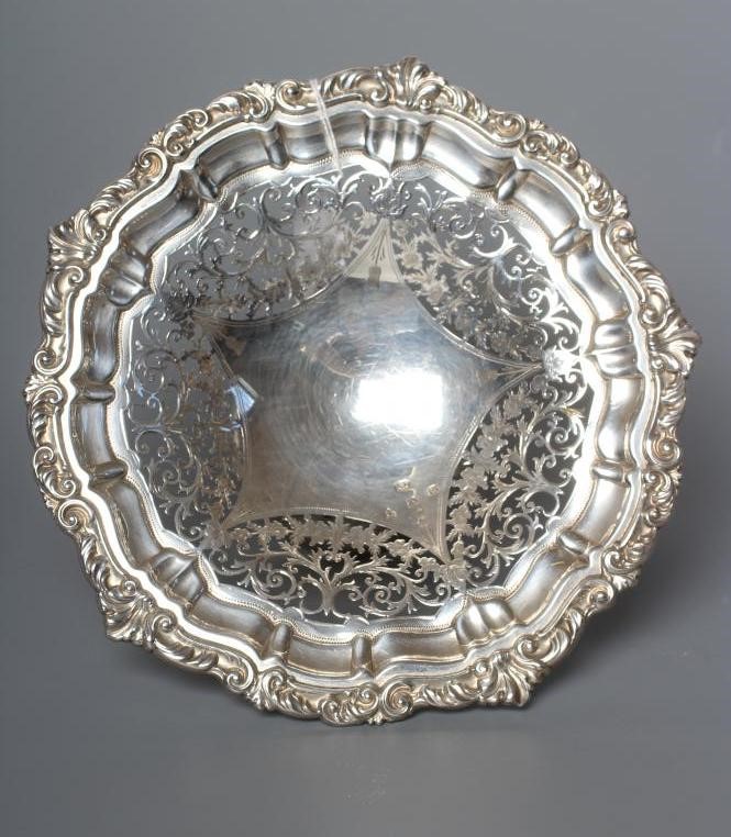 A LATE VICTORIAN SILVER PEDESTAL DISH Image