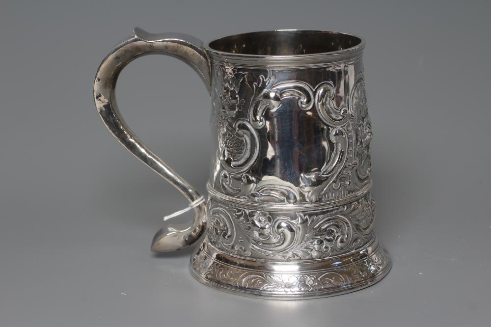 A GEORGE III SILVER MUG Image