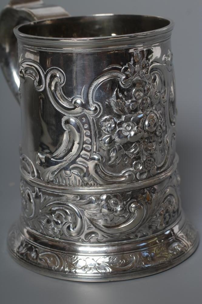 A GEORGE III SILVER MUG Image
