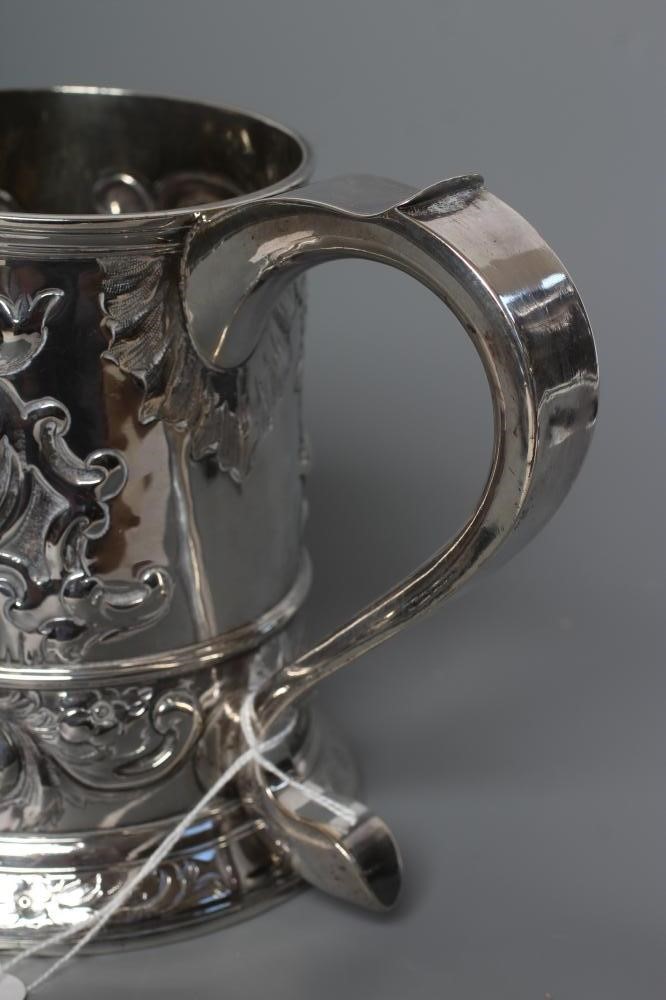 A GEORGE III SILVER MUG Image