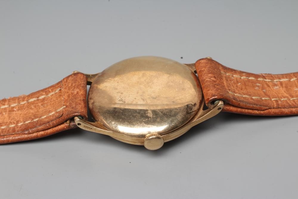 A GENTLEMAN'S 9CT GOLD WRISTWATCH Image