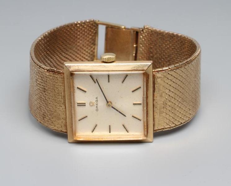 A GENTLEMAN'S 9CT GOLD OMEGA WRISTWATCH Image