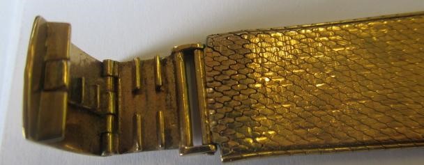 A GENTLEMAN'S 9CT GOLD OMEGA WRISTWATCH Image