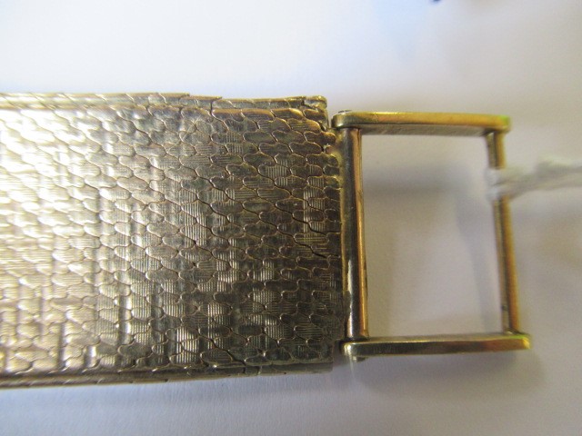 A GENTLEMAN'S 9CT GOLD OMEGA WRISTWATCH Image