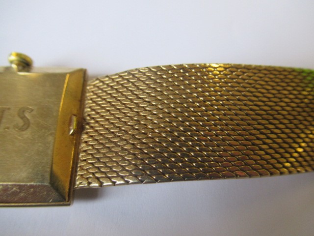 A GENTLEMAN'S 9CT GOLD OMEGA WRISTWATCH Image