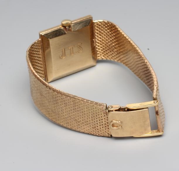 A GENTLEMAN'S 9CT GOLD OMEGA WRISTWATCH Image
