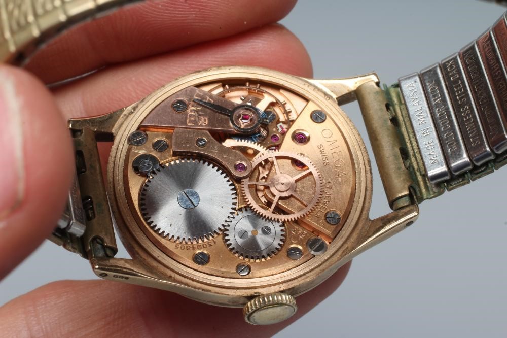A GENTLEMAN'S 9CT GOLD OMEGA WRISTWATCH Image