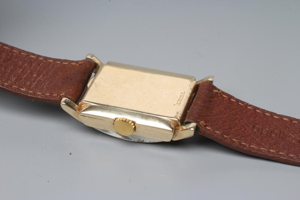 A GENTLEMAN'S LONGINES WRISTWATCH Image